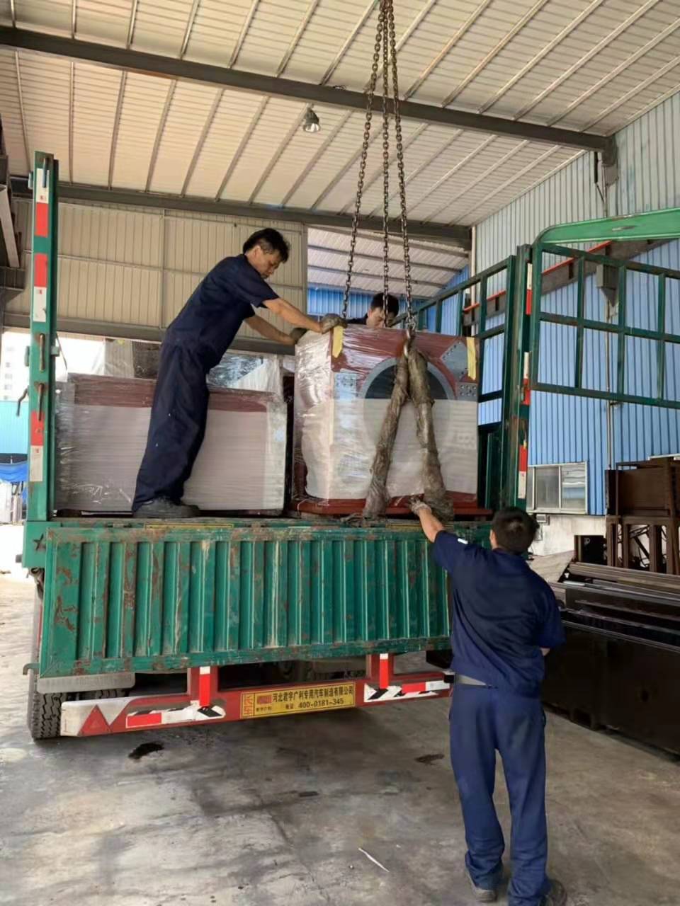 滿滿一車(chē)“大型自動(dòng)化設(shè)備機(jī)架”發(fā)貨江蘇